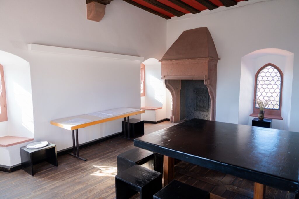 Historischer Aufenthaltsraum mit Kamin