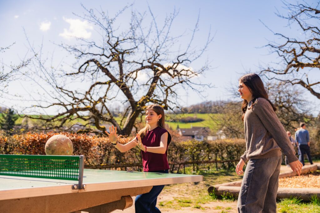 Tischtennis auf der Außenanlage von Burg Rothenfels