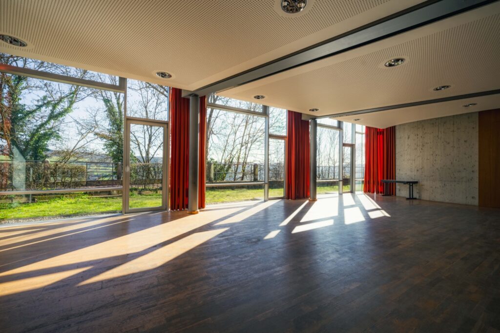 Heller Tagungsraum mit Fensterfront auf Burg Rothenfels