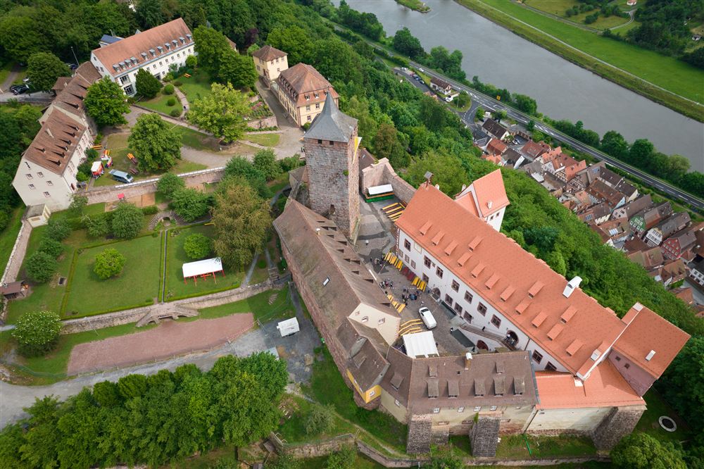 Drohnenansicht der Burg Rothenfels von oben