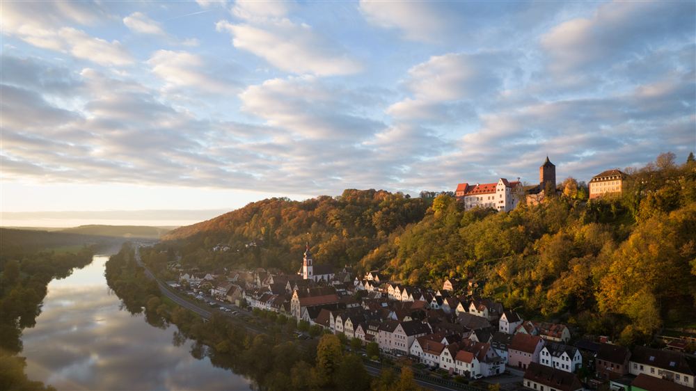 Drohnenansicht der Burg Rothenfels vom Main aus