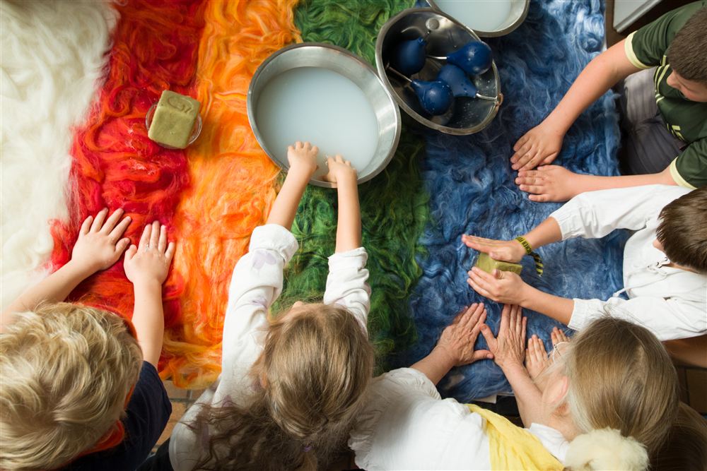 Kinder beim filzen von oben