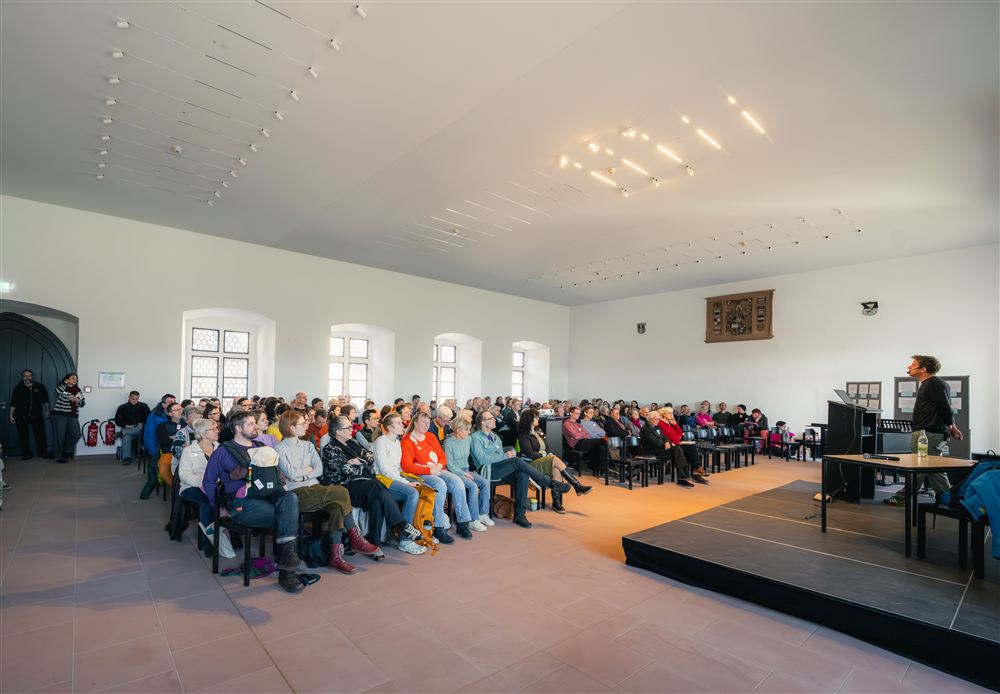 Der Rittersaal ist gefüllt mit Menschen, die einem Vortrag lauschen