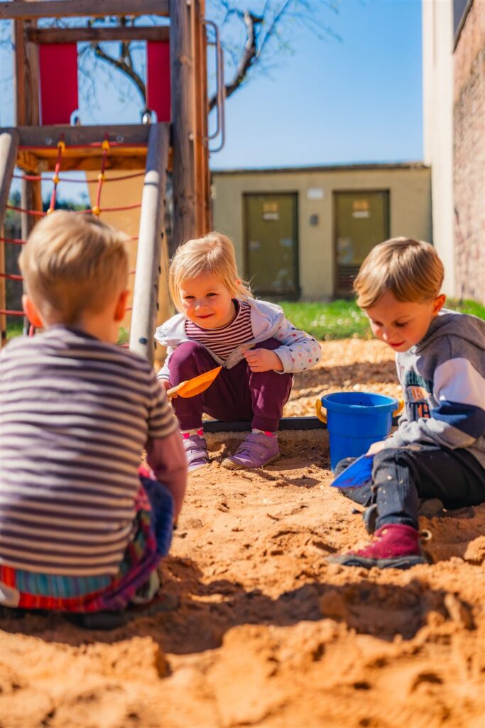 Kinder im Sandkasten auf dem Kinderspielplatz