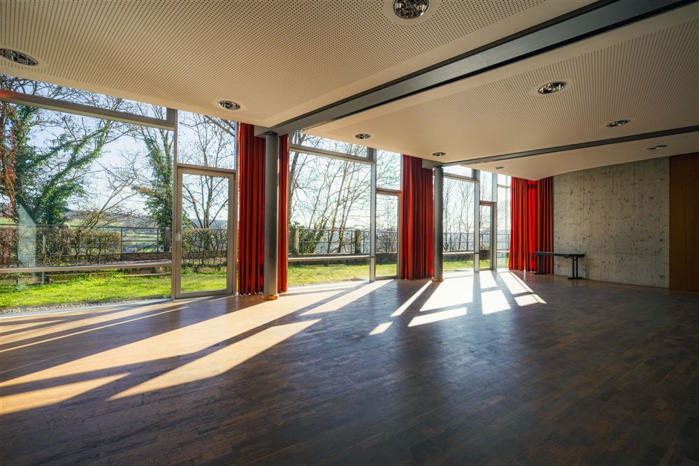 Tagungsraum mit großer Fensterfront