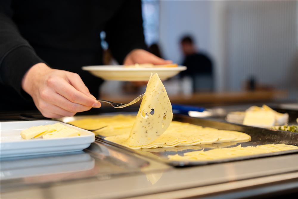 Nahaufnahme einer Käseplatten vom Buffet