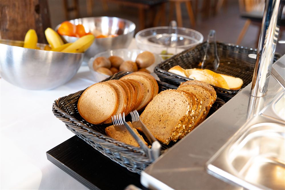 Nahaufnahme von Brot und Obst