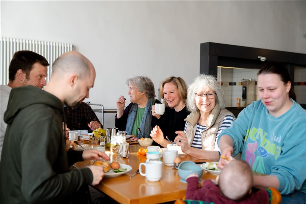eine Familie sitzt beim gemeinsamen Frühstück