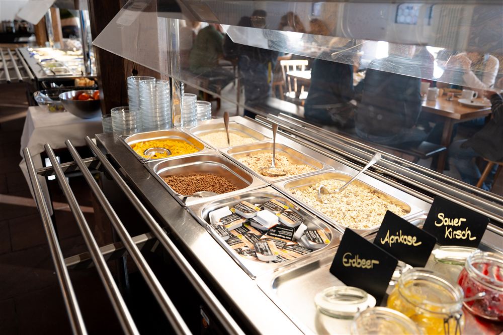 Kornflakes, Müsli und Brotaufstriche vom Frühstücksbuffet
