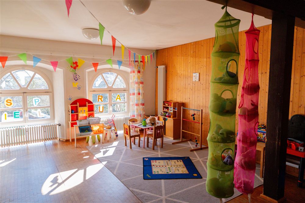 ein für Kinder eingerichtetes Zimmer mit Spielsachen