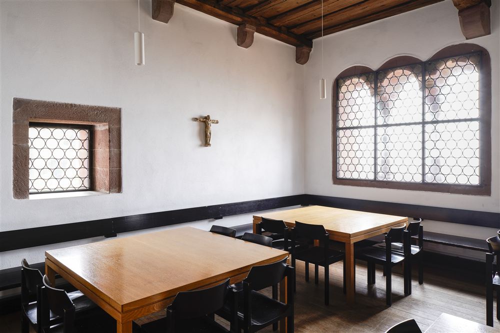 kleiner Speisesaal mit großen Fenstern