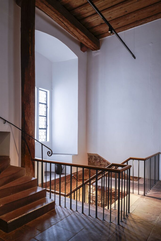 Treppe, die in den Gewölbesaal führt