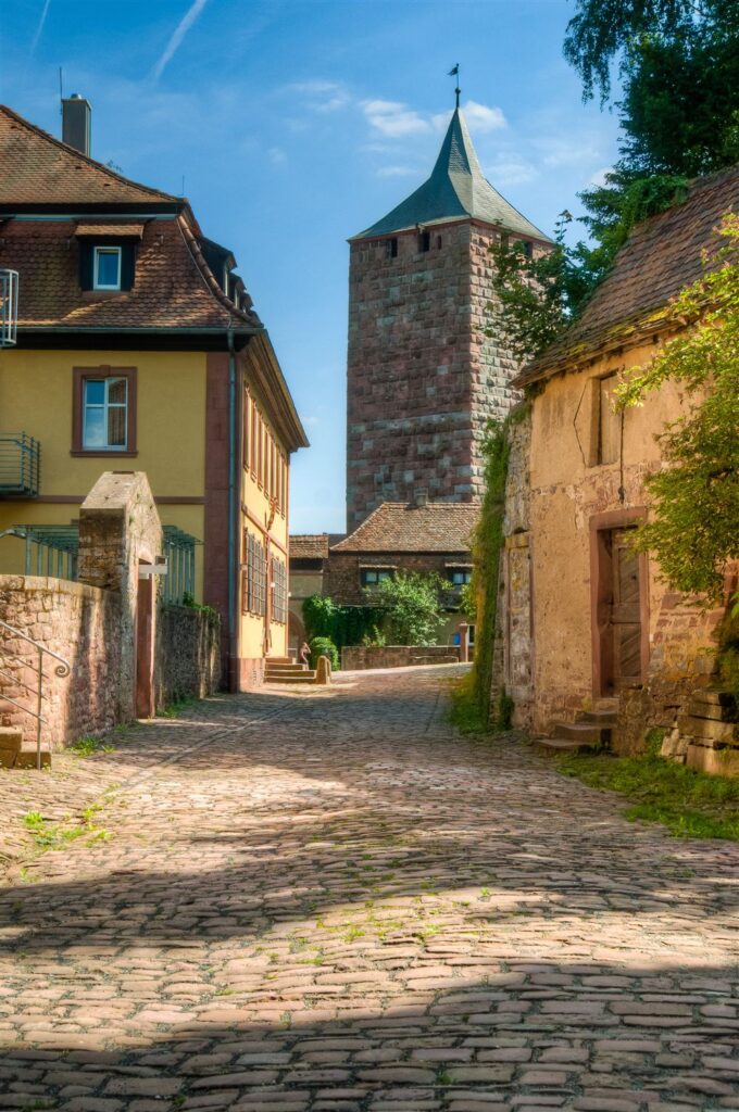 Blick auf den Bergfried zwischen Amtshaus und Waschküche