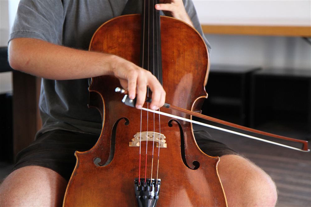 Nahaufnahme einer Person, die Cello spielt