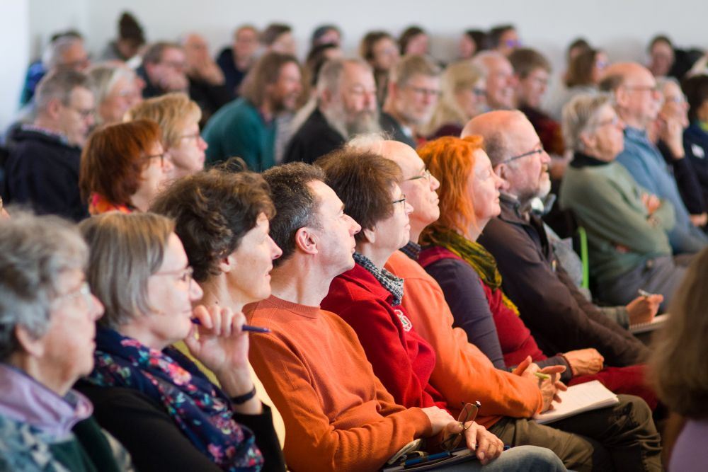 Nahaufname einer Gruppe von Personen bei einer Plenumssitzung im Rittersaal