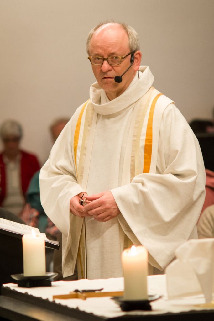 Burgpfarrer Joachim Nebel bei der Osterfeier