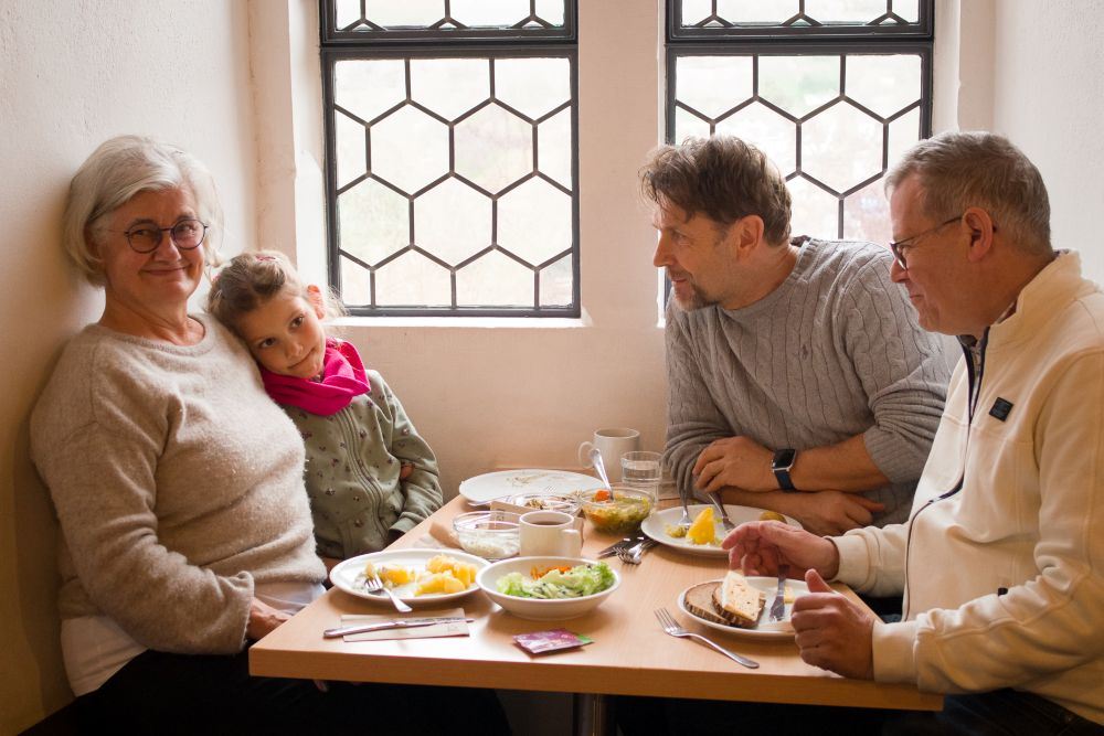 Familie sitzt beim gemeinsamen Essen