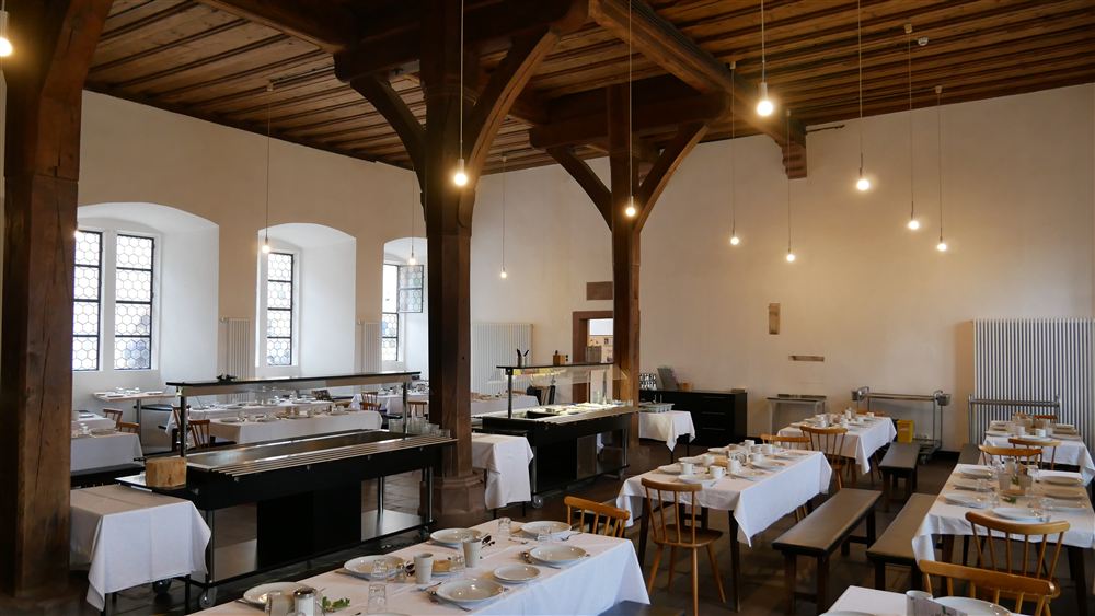 großer Speisesaal mit gedeckten Tischen