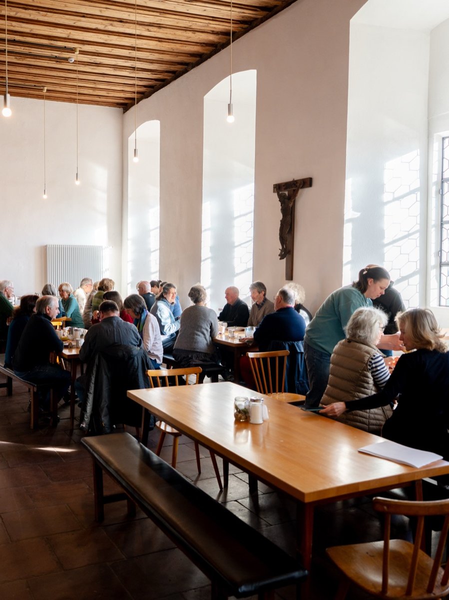 Gemeinsame Mahlzeit im Speisesaal der Burg Rothenfels