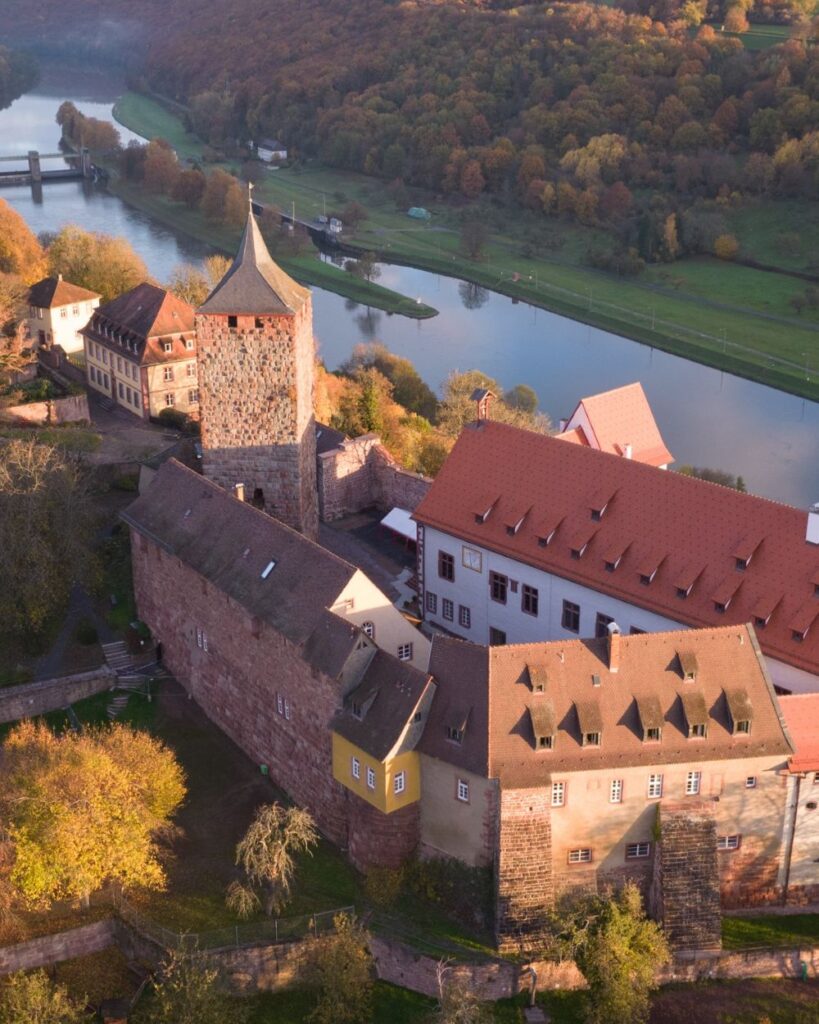 Drohnenaufnahme von Burg Rothenfels im Abendlicht