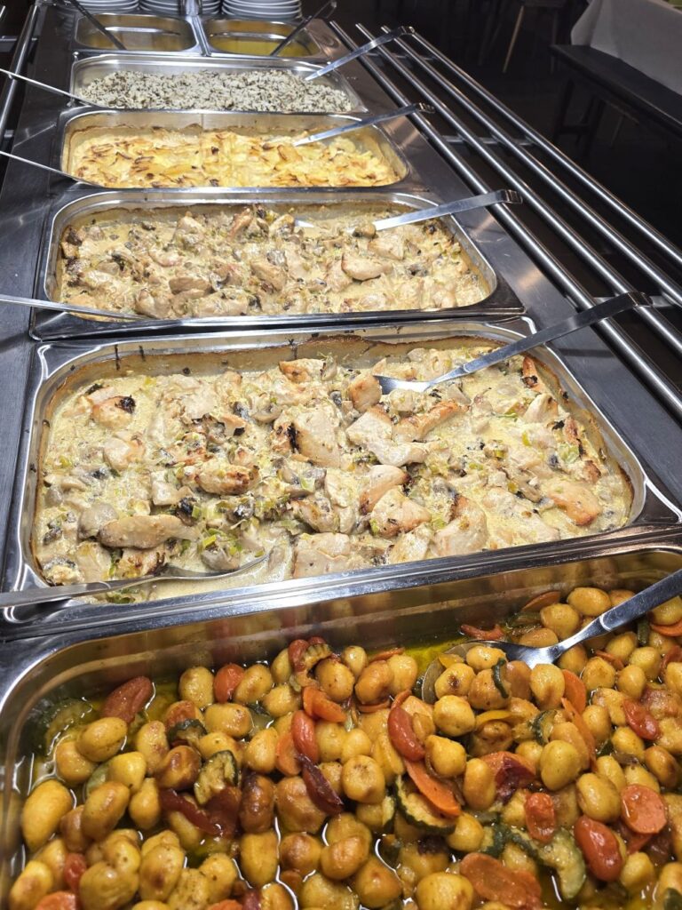 Warmes Mittagsbuffet