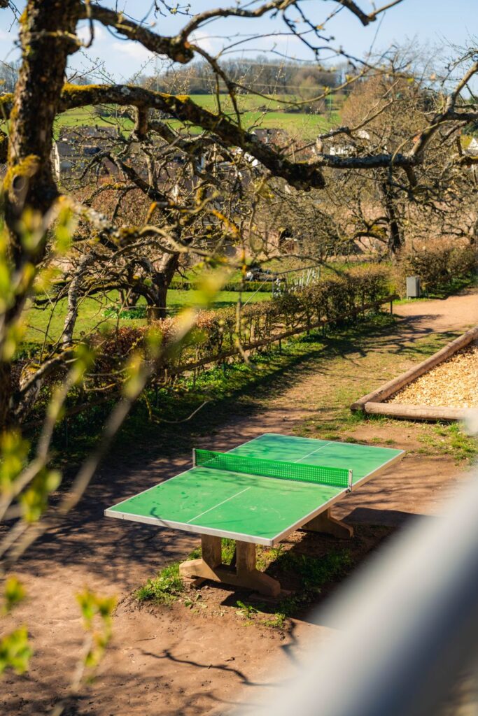 Tischtennis-Platte neben dem Barockgarten