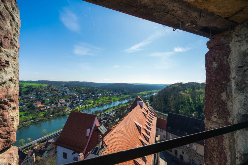 Blick von der Aussichtsplattform des Bergfrieds über das Maintal