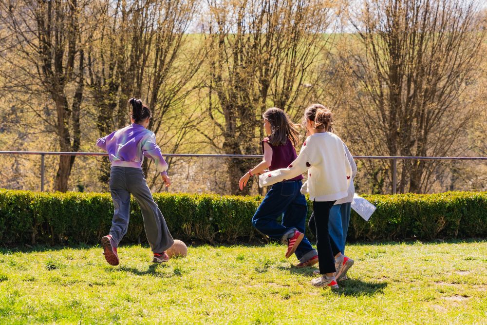 Kinder spielen Fußball im Barockgarten