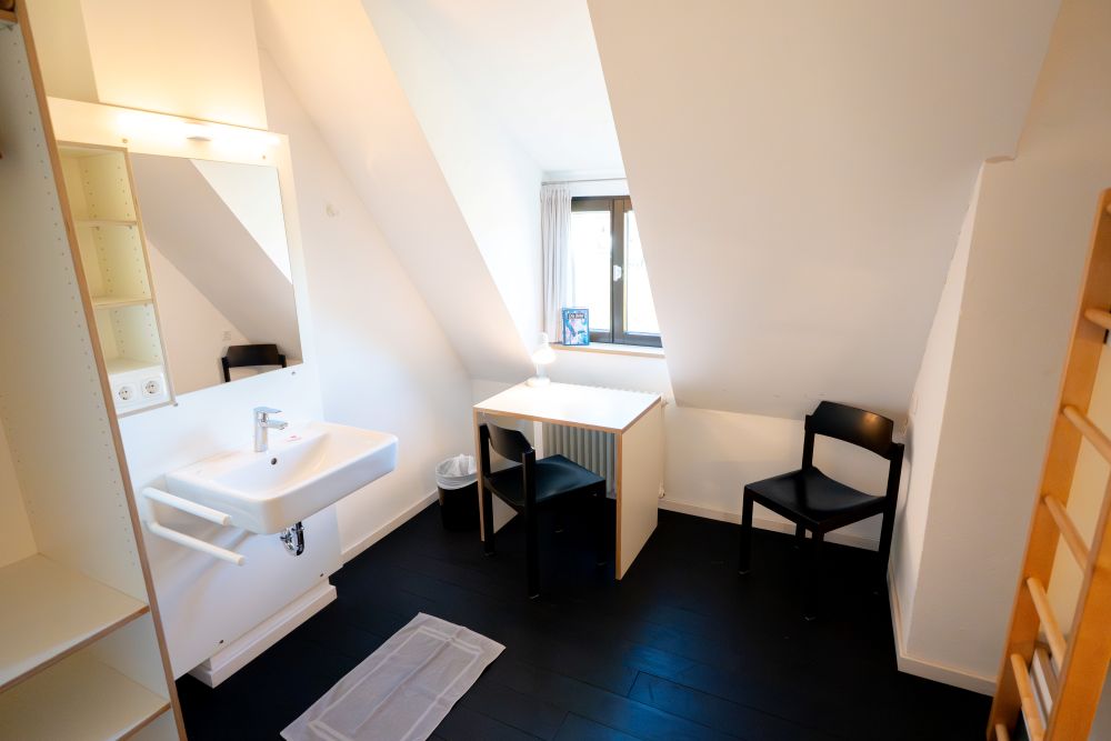 Das Zimmer ist mit einem Waschbecken ausgestattet