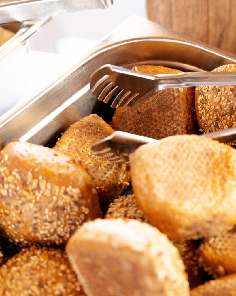 Nahaufnahme von frischen Brötchen vom regionalen Bäcker