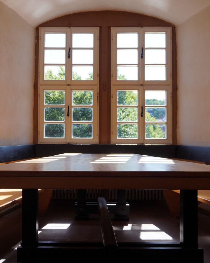 Blick durch die Fenster der Burg