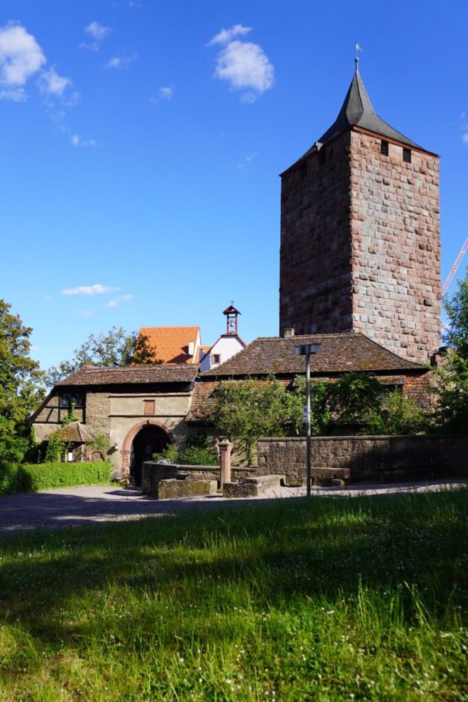 Sicht auf das innere Burgtor und den Bergfried von Burg Rothenfels