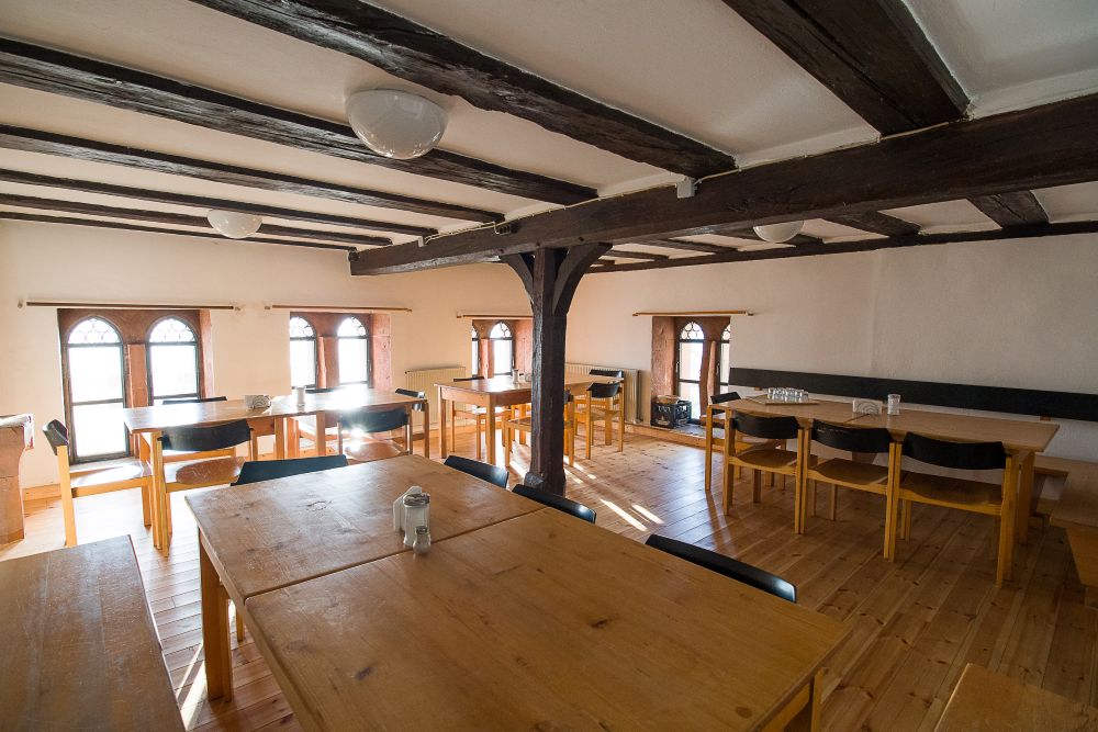 Speisesaal Hexenküche mit Holzboden, Tischen und Stühlen