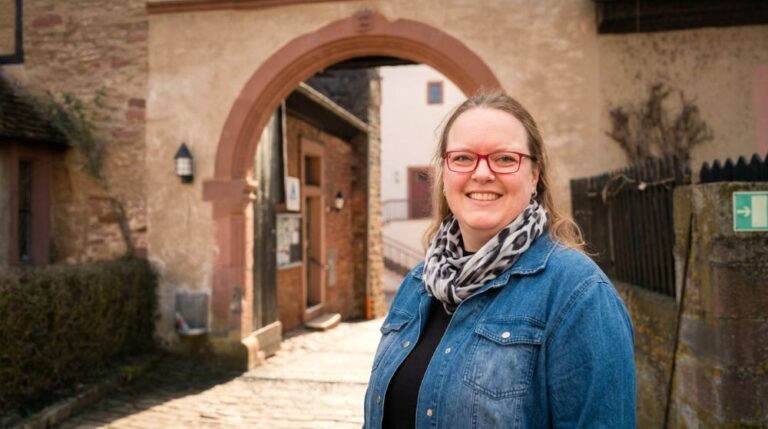 Die Geschäftsleitung von Burg Rothenfels Margarete Tremel vor dem inneren Burgtor