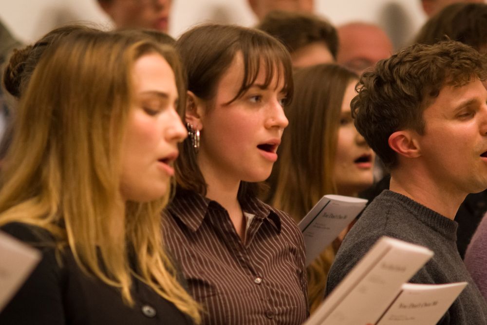 Menschen singen im Chor