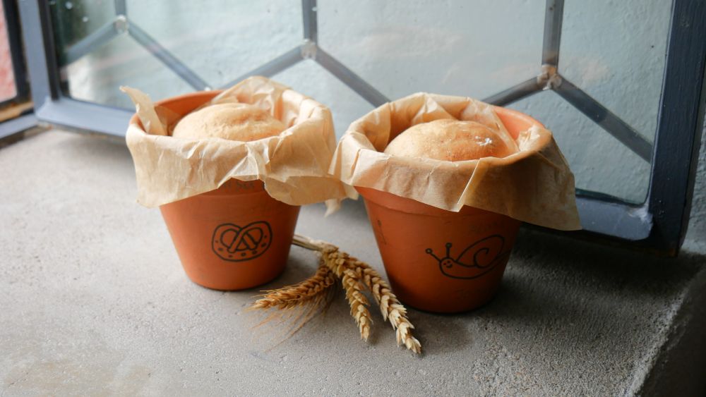 selbst gebackenes Brot im Tontopf