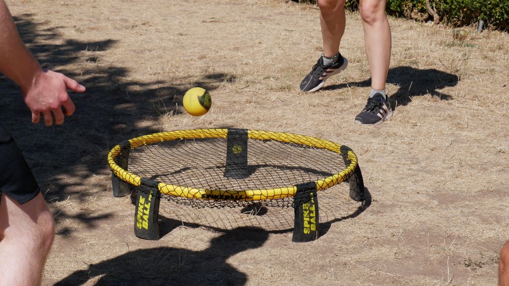 Jugendliche beim Spikeball spielen